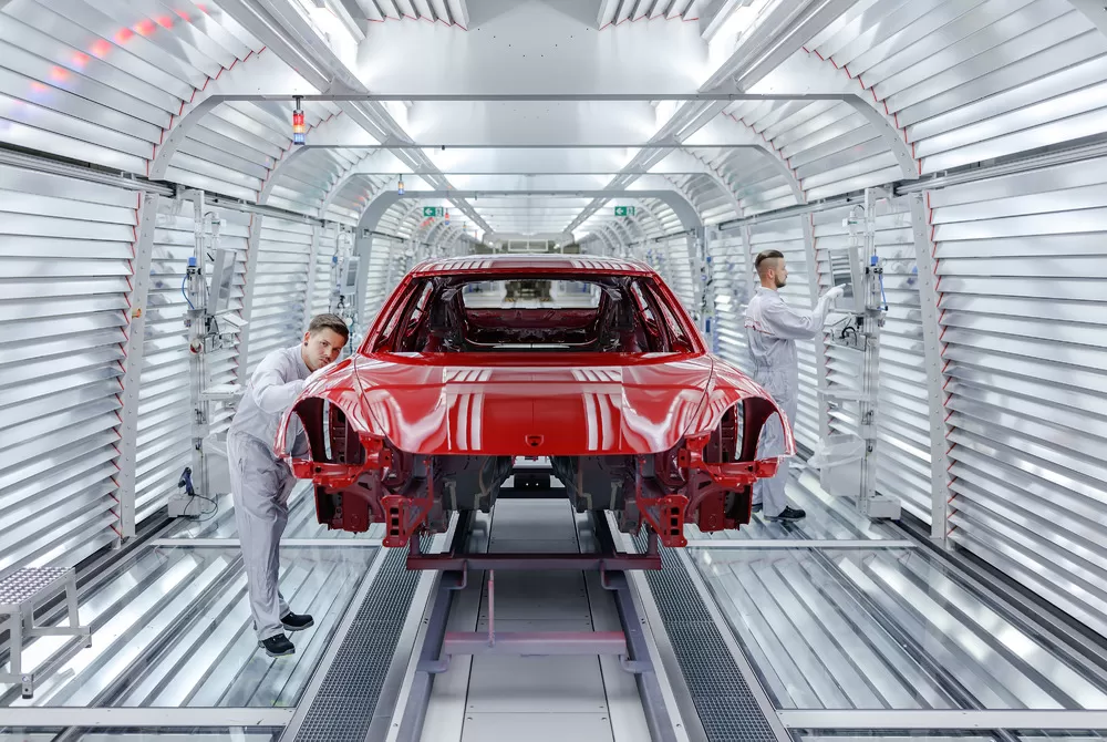 Porsche 911 и Macan снова в лидерах — завод в Лейпциге завоевал золотую награду